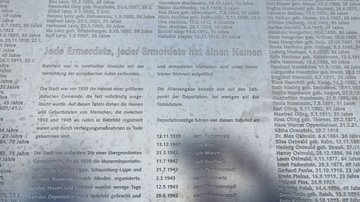 Auf der Nahaufnahme von einer der zwei Gedenkstelen ist der Satz „Jede Ermordete, jeder Ermordete hat einen Namen“ zu lesen. Neben einigen Namen der deportierten Menschen zeigt das Foto auch die Erläuterungen zu den zehn Deportationszügen aus Bielefeld, die von 1938 bis 1945 gen Osten führten.